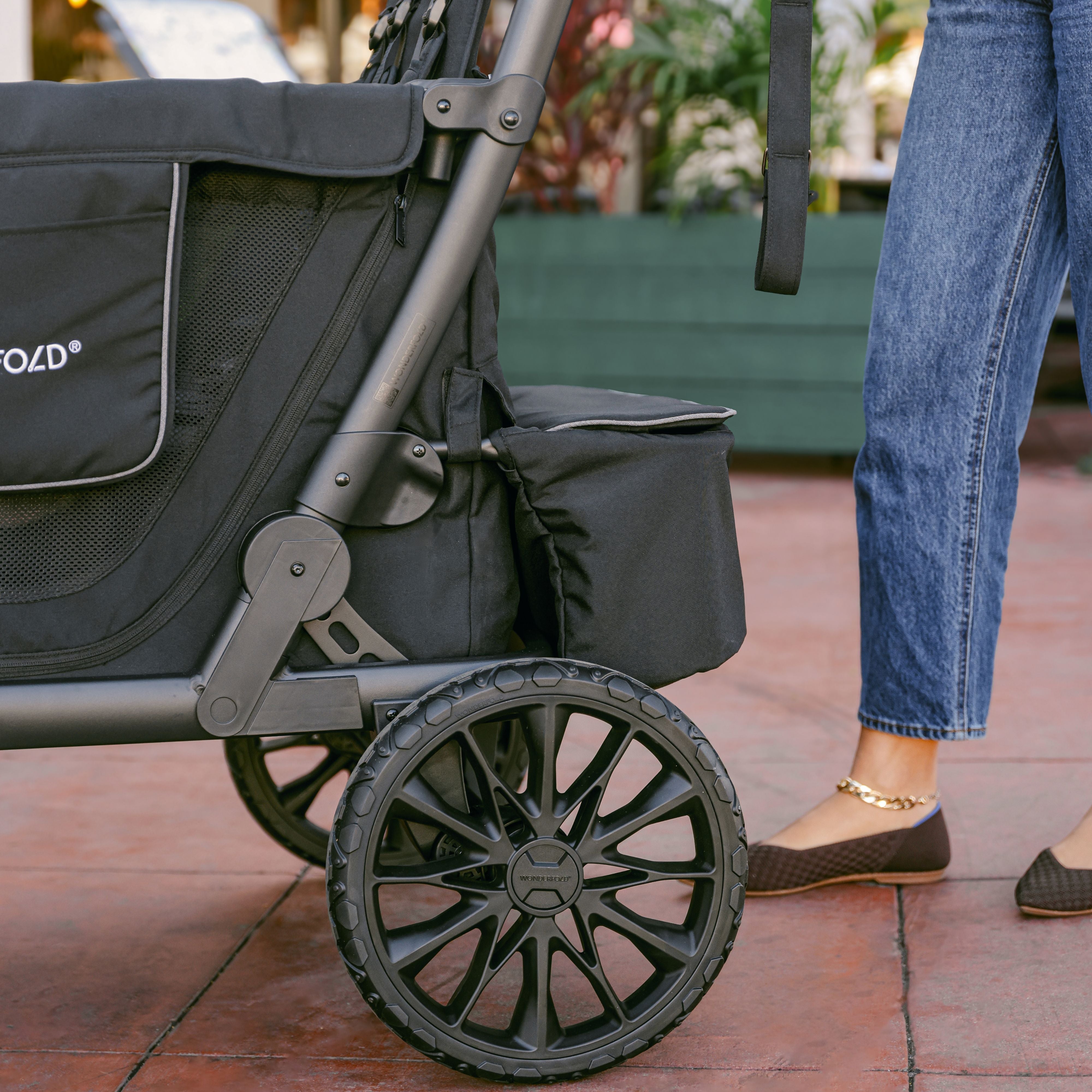 WonderFold L4 Quad Stroller Wagon (4 Seater)