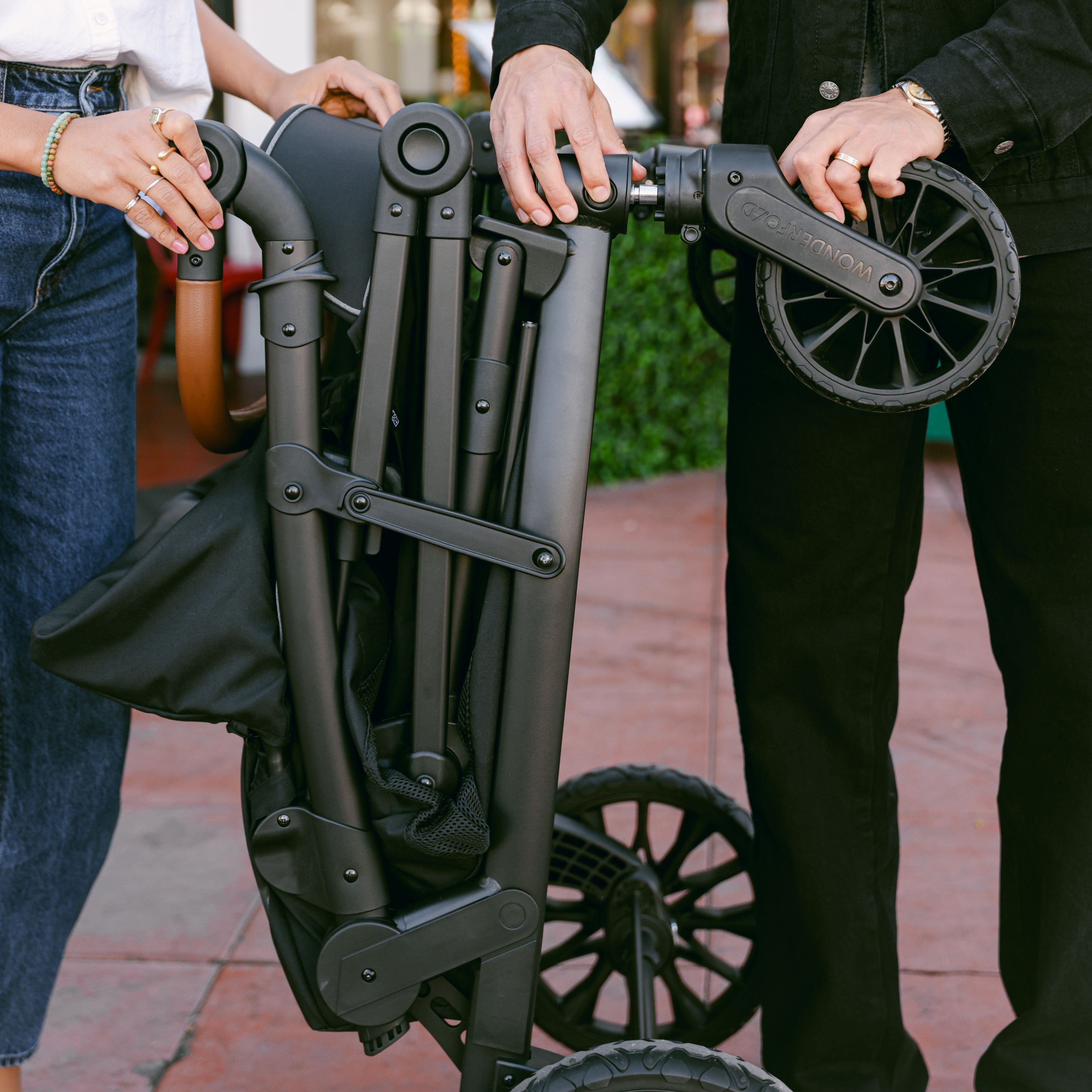 WonderFold L4 Quad Stroller Wagon (4 Seater)
