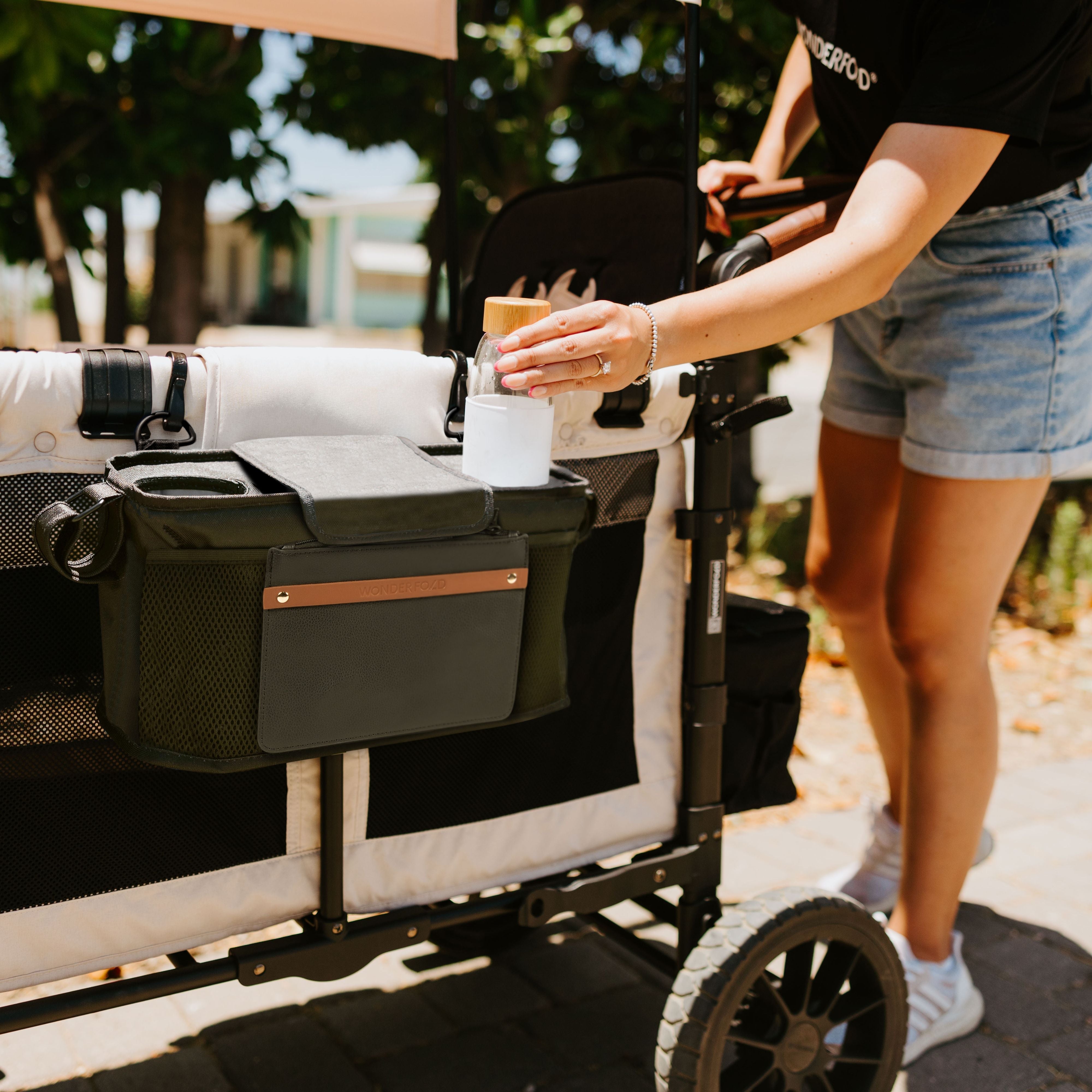 WonderFold Parent Console with Insulated Cup Holders